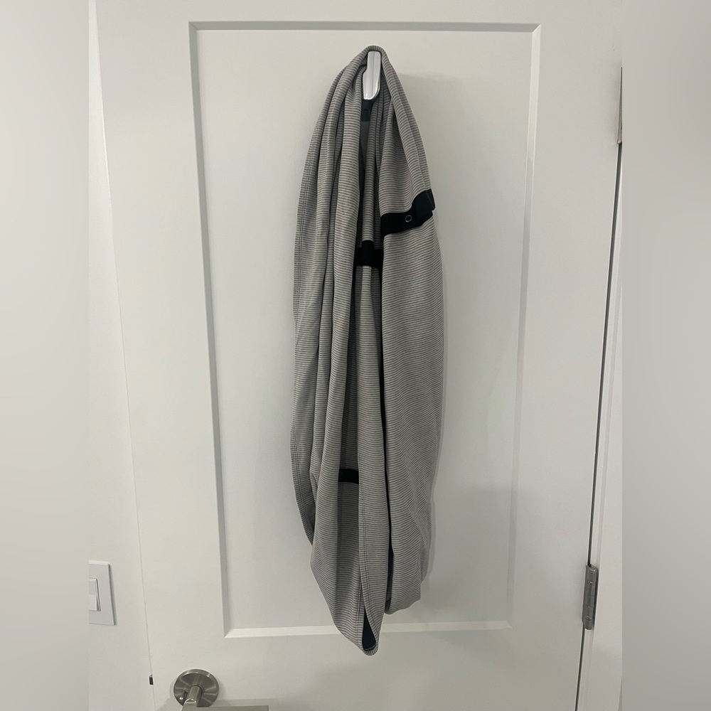 Lululemon Black and Gray Vinayssa Scarf